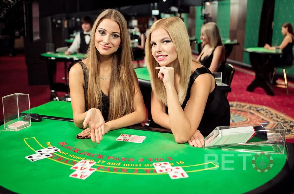 Tampilan ruang kasino live dengan meja dealer dan kamera langsung